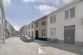 Bezoekmomenten op vrijdag 22/8 en zaterdag 23/8. Inschrijven via onze www.bricx.be.Deze instapklare woning bevindt zich op een absolute toplocatie te...