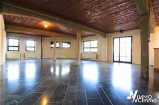** OPTION **Your JVCIMMO Agency is pleased to present you with a RARE opportunity: a unique real estate complex combining raw industrial style, large volumes and multiple exploitation potential, located in the heart of Waremme.The first floor offers great flexibility, with several rooms, an entrance hall and an indoor garage. The adjoining half-level completes the ensemble: it can become a living space that complements the loft... the ideal place to work, yet separate from the main home... or another destination, depending on your desires...Upstairs, discover a spectacular industrial-style loft. This main living space immediately impresses with its impressive volume, with a large living room of +/- 110 m² opening onto a kitchen area and enhanced by a bluestone floor. The first floor also includes a bathroom, laundry room, two halls and three bedrooms. The property's undeniable charm lies in its large terrace with panoramic views over the city, perfect for enjoying special moments.The property's location completes the picture: you'll benefit from immediate access to the E40/E42 motorway, the train station and all the amenities of the city center, all while living in an exceptional setting.Offer from €350,000, subject to acceptance by the owner.So, tempted by this exclusive opportunity? Contact us today!For more information, visit www.jvcimmo.be or call 019/322.555.