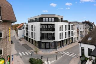 Luxueus en exclusief ecologisch appartement in het hartje van Aalter met een prachtig open zicht op de markt, gelegen in de kleinschalige...