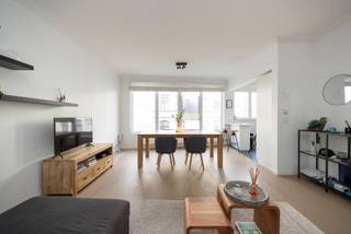 In a central and sought after location, you will find this move in ready apartment (85 m²) with two spacious bedrooms and a south facing terrace. Thanks to the high quality finish and well thought out layout, you will enjoy stylish living within walking distance of shops, restaurants, and public transport.

You enter the apartment through the entrance hall with cloakroom space and a separate guest toilet with hand basin. The bright living area spans the full width of the façade and offers a pleasant view thanks to the large windows. On the street side, there is a fully equipped, modern open corner kitchen.

A continuous parquet floor runs throughout the apartment and pairs perfectly with the clean architectural style. The bathroom is finished tastefully with a vanity unit, illuminated mirror, walk in shower, towel radiator, and connections for a washing machine and dryer.

Both bedrooms are located at the quiet rear of the apartment and provide direct access to the sunny terrace, where you can fully enjoy the south facing orientation.

Key features
• Central location with excellent accessibility
• Two spacious bedrooms
• Sunny south facing terrace
• Private cellar storage

Technical details: PVC double glazing, individual meters.
Common charges: 80 euros per month.
Urban planning information requested.