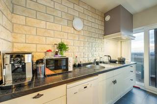 <strong>Volledig instapklaar één-slaapkamerappartement nabij het centrum van Merksem!</strong><br /><br />Bent u op zoek naar een instapklaar appartement nabij het centrum van Merksem?<br />Dan is dit één-slaapkamerappartement op de dertiende verdieping precies wat u zoekt!<br /><br />Indeling<br />Via de gemeenschappelijke inkomhal en de lift bereiken we het appartement. De <strong>private inkomhal met ingemaakte kasten</strong> geeft toegang tot de ruime <strong>leefruimte </strong>op blokparket, ingedeeld in een <strong>zit- en eethoek</strong> en voorzien van elektrische rolluiken.<br />Vanuit de leefruimte heeft u toegang tot het <strong>zuidwestgericht terras</strong> met <strong>open verzicht</strong>.<br /><br />Aansluitend vinden we de <strong>volledig geïnstalleerde, moderne keuken</strong>.<br /><br />Via de nachthal met apart toilet bereiken we de <strong>badkamer op tegelvloer</strong>, uitgerust met een lavabo-meubel, ligbad en aansluiting voor een wasmachine.<br />Tot slot is er de <strong>slaapkamer</strong>, voorzien van elektrische rolluiken.<br /><br />Extra informatie<br />✔ <strong>EPC-label B</strong> – 116 kWh/m²/jaar<br />✔ <strong>Elektriciteit conform</strong><br />✔ € 178/maand: privatieve verwarming, privatief waterverbruik, onderhoud gemene delen en lift, tuinonderhoud, syndicus en blokpolis<br />✔ € 25/maand: bijdrage spaarfonds<br />✔ <strong>Asbestveilig!</strong><br /><br /><strong>Interesse?</strong><br />Laat deze kans niet aan u voorbijgaan!<br />Contacteer <strong>Vastgoed03</strong> via <strong>03 568 03 03</strong> of <strong>info@vastgoed03.be</strong> voor meer informatie of een bezoek.