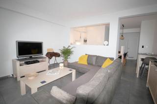 Ruim appartement op het gelijkvloers met een oppervlakte van ruim 75 m² gelegen op de Zeedijk van Heist, tussen het Heldenplein en het Vissersplein. Indeling : ruime woonkamer - half open keuken - kleine berging - twee slaapkamers - badkamer met douche, lavabo met meubel en toilet. Bijkomend is er nog een klein keldertje, een fietshaak en een tweede extra ruime kelderruimte. <br />Contacteer Wim op 0492 68 38 38 voor meer info of een vrijblijvend bezoek.