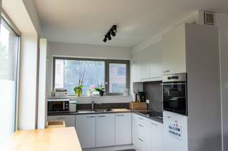 Instapklare halfopen woning | EPC A | 3 slpk + bureau | garage & zonnige tuin
!!!KIJKDAG OP ZATERDAG 26 SEPTEMBER!!!
Enkel op afspraak
Instapklaar wonen op wandelafstand van het centrum van Lier, zonder renovatiezorgen?
Deze energiezuinige halfopen woning uit 2016 combineert 162 m² woonruimte met 3 slaapkamers, een aparte bureau, garage, oprit en zonnige tuin. Dankzij EPC A, 8 zonnepanelen en airconditioning is de woning bovendien helemaal klaar voor de toekomst.
Gelegen op wandelafstand van het centrum, het treinstation, scholen en winkels geniet u hier van een ideale combinatie van rust, comfort en een vlotte bereikbaarheid.
De woning beschikt over een open ruimte bestaande uit de modern uitgeruste keuken en leefruimte met veel lichtinval. Daarnaast zijn er drie volwaardige slaapkamers, een aparte bureauruimte en een praktische zolder die extra opbergruimte biedt.
Buiten geniet u van een ruime, zonnige tuin met een aangenaam terras, de perfecte plek om te ontspannen of gezellig te tafelen met familie en vrienden. Daarnaast zijn er een eigen oprit, een garage en een extra parkeerplaats achteraan de woning, waardoor parkeergelegenheid nooit een probleem vormt.
Ook op vlak van energie scoort deze woning uitstekend. Met een EPC-label A, 8 zonnepanelen en 4 airco-units – één in de leefruimte en één in elke slaapkamer – geniet u het hele jaar door van een aangenaam binnenklimaat. De airco's zorgen voor verkoeling tijdens warme zomerdagen en bieden bovendien een energiezuinige manier van verwarmen in de winter.
Kortom, een comfortabele en duurzame gezinswoning op een toplocatie in Lier, waar u meteen uw intrek kunt nemen.