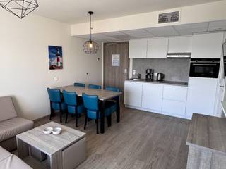 Appartement de vacances meublé dans le complexe NieuwPoort Resort, à proximité du centre de Nieuwpoort-Stad et du port.<br /><br />Hall d'entrée, salon avec cuisine ouverte équipée, 2 chambres à coucher, salle de bains avec douche, lavabo et toilette et une terrasse.<br /><br />Vous avez également accès à toutes les installations du complexe telles qu'une grande aire de jeux, piscine intérieure, hammam, sauna, terrain de pétanque, lounge avec des jeux, barbecue, ...<br />Il y a une espace à vélos couvert et des places de parking sur le terrain.<br /><br />L'appartement est actuellement loué sur la base du modèle Pro, où l'appartement entre dans le pool de location et vous recevez un revenu locatif partagé. Il est possible de passer ultérieurement au modèle Flex, où vous en tant que propriétaire pouvez utiliser l'appartement comme résidence secondaire et recevoir des revenus locatifs de la location de votre appartement.<br />L'appartement est vendu en bail emphytéotique.<br />Plus d'informations à ce sujet: 058/41.11.11 ou verkoop@immodepanne.be