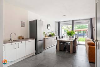 Op een uitstekende locatie in Grasheide bevindt zich dit recent en kleinschalig gebouw. Dit energiezuinige appartement bevindt zich in een rustige omgeving doch vlakbij winkels, eet-en drankgelegenheden, scholen en het openbaar vervoer.<br /><br />Dit gelijkvloers appartement beschikt over een lichtrijke leefruimte met grote raampartijen. Deze kunt u inrichten met een gezellige zithoek en een aparte eetplaats. De open keuken is mooi geïntegreerd in het geheel en is voorzien van de voornaamste, kwalitatieve toestellen. De hal geeft ons verder toegang tot een aparte berging/wasruimte, een apart toilet, 2 slaapkamers en de badkamer, uitgerust met dubbele lavabo en inloopdouche. In de aangename tuin met terras kunt u steeds in alle rust en privacy genieten van het mooie weer. Het appartement beschikt ook over een carport. De gemeenschappelijke kosten bedragen 55 euro per maand. De EPB-verslaggeving is momenteel nog in opmaak. <br /><br />Dit is een uitstekende opportuniteit als u op zoek bent naar een kwalitatief appartement op een centrale locatie in Grasheide. Contacteer ons voor meer informatie op 0479/47.09.61 of neem een kijkje op www.boonstravastgoed.be .<br /><br />Bijzonderheden:<br />- 2 slaapkamers<br />- Recent gebouw<br />- Tuin met terras