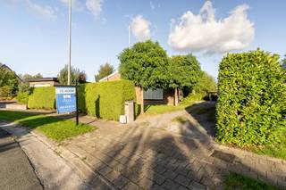 Op zoek naar een <strong>woning met potentieel</strong> die u volledig naar eigen smaak kunt renoveren? Deze woning in de <strong>Beneluxstraat 17 in Ingelmunster</strong> biedt <strong>een mooie basis, veel licht en ruimte en tal van mogelijkheden</strong> om er een hedendaagse thuis van te maken.<br />Dankzij de <strong>open ligging</strong> geniet de woning van een<strong> aangename lichtinval</strong>. Er bevindt zich <strong>een ruime oprit </strong>die doorloopt tot aan de<strong> carport</strong> achteraan het perceel.<br /><br /><strong>Indeling:</strong><br />Via <strong>de inkomhal met gastentoilet</strong> komt u in de <strong>lichtrijke woonkamer met houtkachel</strong>. Aansluitend bevinden zich <strong>de keuken</strong> en een <strong>ruime, praktische berging</strong>.<br />De <strong>nachthal</strong> geeft toegang tot <strong>drie slaapkamers</strong> en de<strong> badkamer</strong> met <strong>dubbele lavabo en douchebad</strong>. Daarnaast beschikt de woning over een <strong>inpandige garage</strong> en <strong>een zolder die extra bergruimte biedt.</strong><br /><br /><strong>Troeven:</strong><br />• Alle ramen reeds vernieuwd met PVC schrijnwerk en HR glas<br />• Centrale verwarming op aardgas<br />• Rolluiken aanwezig<br />• Drie slaapkamers<br />• Inpandige garage<br />• Ruim perceel met tuin, oprit en carport<br />• Heel wat mogelijkheden om de woning naar eigen smaak te renoveren<br /><br /><strong>Renovatieplannen in gedachten?</strong><br />Wij kunnen samen met kandidaat kopers hun <strong>renovatieplannen simuleren via een erkend simulatieprogramma</strong>. Zo krijgt u een duidelijk beeld van de geplande renovatiewerken en de<strong> bijhorende kostprijs</strong>. Deze simulatie <strong>kan als offerte worden meegenomen naar de bank</strong> en kan zo een handige <strong>ondersteuning vormen bij de bespreking van de financiering.</strong><br /><br />Interesse? Plan uw bezoek via julie@immo-casa.be of bel naar 0493/19 85 97.