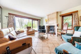 <p><span>Idéalement située dans un des quartiers prisés de Nandrin, venez découvrir cette villa 3 chambres de caractère ! </span></p>
<br />
<p><span>Composition : </span></p>
<p><span>Au rez: séjour (36m2), sàm (16m2), cuisine (30m2), buanderie (9m2), hall d'entrée (18m2), WC 1, double garage (27m2)</span></p>
<p><span>Au 1er : 3 chambres (22, 19, 12m2), SDD (6m2), SDB (9m2), dressing (7m2), hall de nuit (14m2), grenier (6m2)</span></p>
<p><span>A l’extérieur : terrasse (55m2), grand jardin de + de 850m2, places de parking. </span></p>
<p><span>Au niveau technique : CC au mazout, 21 panneaux solaires de 2022, châssis DV bois, PEB C (‭20250918027361‬ - 233 kwh/m²/an - 59 269 kwh/an). </span></p>
<p><span>Offre sous réserve d’acceptation des propriétaires. Informations non contractuelles.</span></p>
<br />
<p><span>Pour toute question ou pour organiser une visite, contactez Elisa au 0498/43.04.14 ou via l’adresse elisa.romboux@weinvest.be. Nous vous accompagnons dans vos projets d’achat, d’investissement ou de vente. Profitez également de notre service d’estimation GRATUITE et SANS ENGAGEMENT!</span></p>