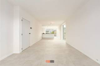 Deze nieuwbouwwoning biedt een sterke combinatie van moderne architectuur, comfort en hoog energie- en woontechnisch niveau in een goed bereikbare, groene locatie in Wingene. <br /><br />De woning is ideaal voor een gezin, die op zoek is naar ruime, lichtrijke ruimtes met een zuidgerichte tuin, in een kwalitatieve nieuwbouwsetting. <br />Dankzij de aandacht voor afwerking, duurzame technieken en de perfecte locatie, is de woning zowel aantrekkelijk als toekomstgericht.<br /><br />Woonindeling:<br />Inkomhal met vestiaire en gastentoilet, eet- en leefruimte met open ingerichte keuken met aansluitend een ruime berging/wasplaats. <br />Op de verdieping hebben we 3 volwaardige slaapkamers, badkamer met dubbele lavabomeubel, ligbad en inloopdouche en apart toilet op de hal en een technische ruimte waar alle technieken worden voorzien (ventilatiesysteem D, vloerverwarming, zonnepanelen, warmtepomp type lucht/water).<br /><br />De woning beschikt daarnaast over een zuidgerichte tuin &amp; terras en privatieve parkeerplaatsen vooraan.<br /><br />Meer info en/of een plaatsbezoek, neem gerust contact op 0470 50 50 50 of info@futurimmo.be.