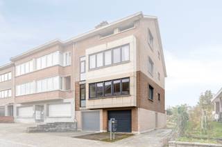 <p>This bright 2-bedroom apartment with garage is quietly located within short distance of the centre of Dilbeek and is situated on the first floor of a small-scale building without elevator, comprising only three co-owners. Thanks to its practical layout, pleasant living environment and excellent accessibility, this apartment is an interesting opportunity both for private occupancy and investment purposes.</p><p>With 84 m², the apartment offers a functional and pleasant layout. The entrance hall provides access to the different rooms. The cosy living room at the front enjoys plenty of natural light and is connected to a separate fitted kitchen. At the rear, two bedrooms provide the necessary peace and privacy. The apartment also features a shower room and a separate toilet.</p><p>The location is a major asset: situated in a quiet area while remaining close to shops, public transport, the cultural centre De Westrand, the De Wolfsputten nature reserve and the centre of Dilbeek.</p><p>The sale includes a spacious cellar, a closed garage and a parking space in front of the garage.</p><p>The apartment has an EPC score of 299 kWh/m²/year (label C).</p><p>Looking for a well-maintained apartment with great potential, a garage and an excellent location?</p><p>Contact us to schedule a visit!</p>