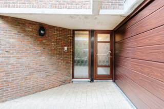 <p>In een autoluwe straat in Borsbeek bevindt zich deze bijzondere architecturale woning, ontworpen door de gerenommeerde Belgische architect Hugo Lejon, leerling van Renaat Braem.</p><p><br /></p><p>Bij het binnenkomen verwelkomt de inkomhal u met directe toegang tot drie slaapkamers en de badkamer. Van hieruit bereikt u eveneens de garage, de tuin, het terras op het gelijkvloers en de volledig onderkelderde kruipkelder.</p><p><br /></p><p>De woning biedt een uitzonderlijke combinatie van rust, groen en architectuur. Achter de tuin ligt het Floris Primspark, waardoor u hier geniet van een aangename en groene omgeving.</p><p>Op de eerste verdieping bevinden zich de keuken met toegang tot het dakterras, het salon, de ouderlijke slaapkamer, een tweede badkamer en de eetplaats.</p><p><br /></p><p>De tweede verdieping werd ingericht als duplex en biedt vandaag ruimte voor een bijkomend salon en een thuiskantoor.</p><p><br /></p><p>Ook op vlak van comfort is de woning voorzien van de nodige troeven: elk verdiep beschikt over airconditioning.</p><p><br /></p><p><strong>Extra troeven:</strong></p><ul><li>Autoluwe straat</li><li>Directe aansluiting op het Floris Primspark</li><li>Vlotte bereikbaarheid</li><li>EPC-label C</li><li>Zonnepanelen</li></ul>