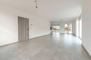 Cette magnifique maison est située dans un cadre de vie très agréable, au cœur de la campagne paisible de Sinaai-Waas.On accède à cette maison ouverte par le hall d'entrée, doté de toilettes pour invités, qui donne sur le spacieux salon formant un tout avec la cuisine ouverte entièrement équipée et offrant une vue sur le jardin situé à l'arrière. Trois chambres à coucher spacieuses et une salle de bains entièrement équipée (baignoire, douche à l'italienne, meuble-lavabo double et WC) se trouvent au premier étage. On y trouve également un escalier fixe menant aux combles, où se trouvent la deuxième salle de bains et deux spacieuses pièces mansardées pouvant être aménagées à des fins diverses.Les espaces de rangement ne manquent pas grâce à la buanderie/débarras pratique au rez-de-chaussée, à un débarras supplémentaire dans les combles et à un abri de jardin.