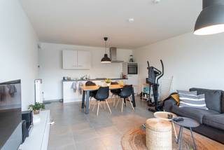 Perfect instapklaar appartement met 1 slaapkamer, een ruim terras en ondergrondse autostaanplaats!U betreedt het appartementencomplex via de centrale...