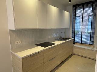 Charmante gerenoveerde woning met 2 slaapkamers in het Looks te Lier<br /><br />Ontdek deze instapklare woning met twee slaapkamers, gelegen in het Looks, een levendige en historische volkswijk in Lier, op wandelafstand van het centrum. Daarnaast geniet u van een uitstekende bereikbaarheid met een Mobiscore van 8,9/10, wat garant staat voor een vlotte verbinding met openbaar vervoer, winkels, scholen en andere voorzieningen.<br /><br />Op het gelijkvloers vindt u een lichtrijke leefruimte met aansluitend een moderne, volledig uitgeruste keuken. Deze is voorzien van alle comfort, waaronder een inductiekookplaat, ingebouwde vaatwasser, combi-oven, koelkast en diepvries. Verder beschikt de woning over een gastentoilet. Achteraan bevindt zich een gezellig terras, ideaal om in alle rust te ontspannen.<br /><br />Via de trap bereikt u de eerste verdieping met één slaapkamer en een verzorgde ruime badkamer. De tweede verdieping herbergt een tweede slaapkamer en een polyvalente overloop, perfect in te richten als bureau, dressing of hobbyruimte.<br /><br />De woning werd volledig gerenoveerd en afgewerkt met oog voor detail. Dankzij de lichte vloeren en neutrale kleuren geniet u van een aangename en hedendaagse woonbeleving.<br /><br />Met een gunstige EPC-score B is deze woning bovendien energiezuinig.<br /><br />Kortom, de ideale combinatie van comfort, stijl en ligging. Plan snel uw bezoek en laat u verrassen door deze mooie opportuniteit in Lier!