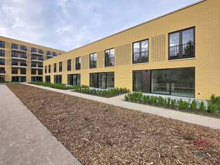 <p>Ontdek dit tweeslaapkamerappartement gelegen in het project Mench, een nieuw residentieel geheel dat hedendaagse architectuur combineert met een groene omgeving. Georganiseerd rond een ruime gemeenschappelijke tuin, biedt het een rustige leefomgeving in het hart van de stad.</p>
<p>Het appartement beschikt over een ruime, lichtrijke woonkamer met een open, volledig uitgeruste keuken, wat zorgt voor een gezellige leefruimte. De twee slaapkamers bieden comfortabele oppervlaktes, ideaal voor een gezin, een koppel of co-living. Een privatief terras verlengt op aangename wijze de binnenruimte.</p>
<p>In de onmiddellijke nabijheid van openbaar vervoer, winkels en hoofdwegen vormt dit pand een ideale opportuniteit die comfort en praktisch gemak combineert.</p>
<p>De technische uitrusting garandeert optimaal comfort: uitstekende energieprestatie met een EPC A, warmtepomp, zonnepanelen, ventilatiesysteem met dubbele flux, vloerverwarming, kwaliteitsvolle materialen en verzorgde afwerkingen. Lage provisies. Onmiddellijk beschikbaar. Mogelijkheid om een parkeerplaats te huren tegen meerprijs (met of zonder laadpaal). Oppervlaktes worden ter indicatie opgegeven.<br /><br /></p>
<p><span>Indeling </span>:</p>
<ul>
<li>Inkomhal</li>
<li>Slaapkamer 1</li>
<li>Slaapkamer 2</li>
<li>Toilet</li>
<li>Doucheruimte</li>
<li>Wasruimte</li>
<li>Woonkamer met volledig ingerichte open keuken</li>
<li>Terras</li>
</ul>
<p><br /><br /></p>