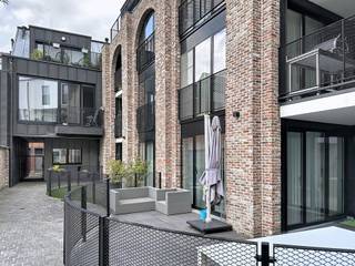 Dit moderne gelijkvloersappartement bevindt zich in een recent gebouw op een uitstekende locatie aan de rand van het centrum van Lier, recht tegenover de Binnennete. Dankzij de centrale ligging bevinden winkels, scholen en het openbaar vervoer (halte Veemarkt) zich op wandelafstand.<br />Bij het appartement horen een ondergrondse autostaanplaats en een privatieve berging, beide inbegrepen in de huurprijs.<br />Indeling: via de inkomhal met gastentoilet bereikt u de ruime en lichtrijke leefruimte, die uitgeeft op een gezellig terras van 6,5 m². De open, volledig ingerichte keuken beschikt over bijzonder veel opbergruimte en kwalitatieve ingebouwde toestellen, waaronder een koelkast, vaatwasser, combi-oven en een afzonderlijke oven.<br />Verder beschikt het appartement over een praktische berging en twee volwaardige slaapkamers van respectievelijk 10 m² en 15 m².<br />Dit instapklare appartement combineert een perfecte ligging met alle voorzieningen binnen handbereik.<br />Gemeenschappelijke kosten: 60 euro