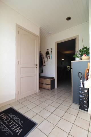 <p>Deze <strong>gunstig gelegen</strong>, gesloten bebouwing, met een <strong>bewoonbare oppervlakte van 194m²</strong> (excl. zolder), omvat een inkomhal met vestiaire mogelijkheden en gastentoilet, woon- en eetruime met zicht en toegang tot de tuin en de volledig (<strong>nieuwe) ingerichte keuken </strong>(zal eind oktober geplaatst worden - <em>foto is een AI-render ter illustratie</em>), een inpandige garage met tal van opbergmogelijkheden. De eerste verdieping omvat een overloop en drie volwaardige slaapkamers en een badkamer met toilet en ligbad. Een ruime zolder, die nog zal afgewerkt worden naar twee zolderkamers, is tevens toegankelijk via één van de slaapkamers (<em>foto is een AI-render ter illustratie)</em>. Tot slot heeft de woning nog een mooie buitenberging, dit alles op een <strong>perceel van 294m².</strong> Achteraan het perceel is er een poortje voorzien met toegang tot een wegel, <strong>die is altijd toegankelijk.</strong></p><p>De woning werd <strong>steevast goed onderhouden</strong> en er werd gebruik gemaakt van <strong>onderhoudsvriendelijke materialen, voorzien van alle comfort.</strong> Er zijn dus nog enkele zaken die zullen afgewerkt worden, maar dit zal geen invloed meer hebben op de beschikbaarheid van het pand (vanaf 15/11/'26).</p><p>De woning is gelegen in de Ellebogten, met een <strong>uitstekende ontsluiting richting het centrum en de invalswegen!</strong><br />De centrale verwarming (vloerverwarming en collectoren) is voorzien op elektriciteit, in combinatie met <strong>zonnepanelen.</strong></p><p>Kortom, een woning die je zeker moet bezichtigen.<br /><strong>ALTRO-bezoekmoment voorzien op maandag 26/10 tussen 16u30 - 19u, <u>plan je afspraak rechtstreeks in via onze website!</u></strong></p>