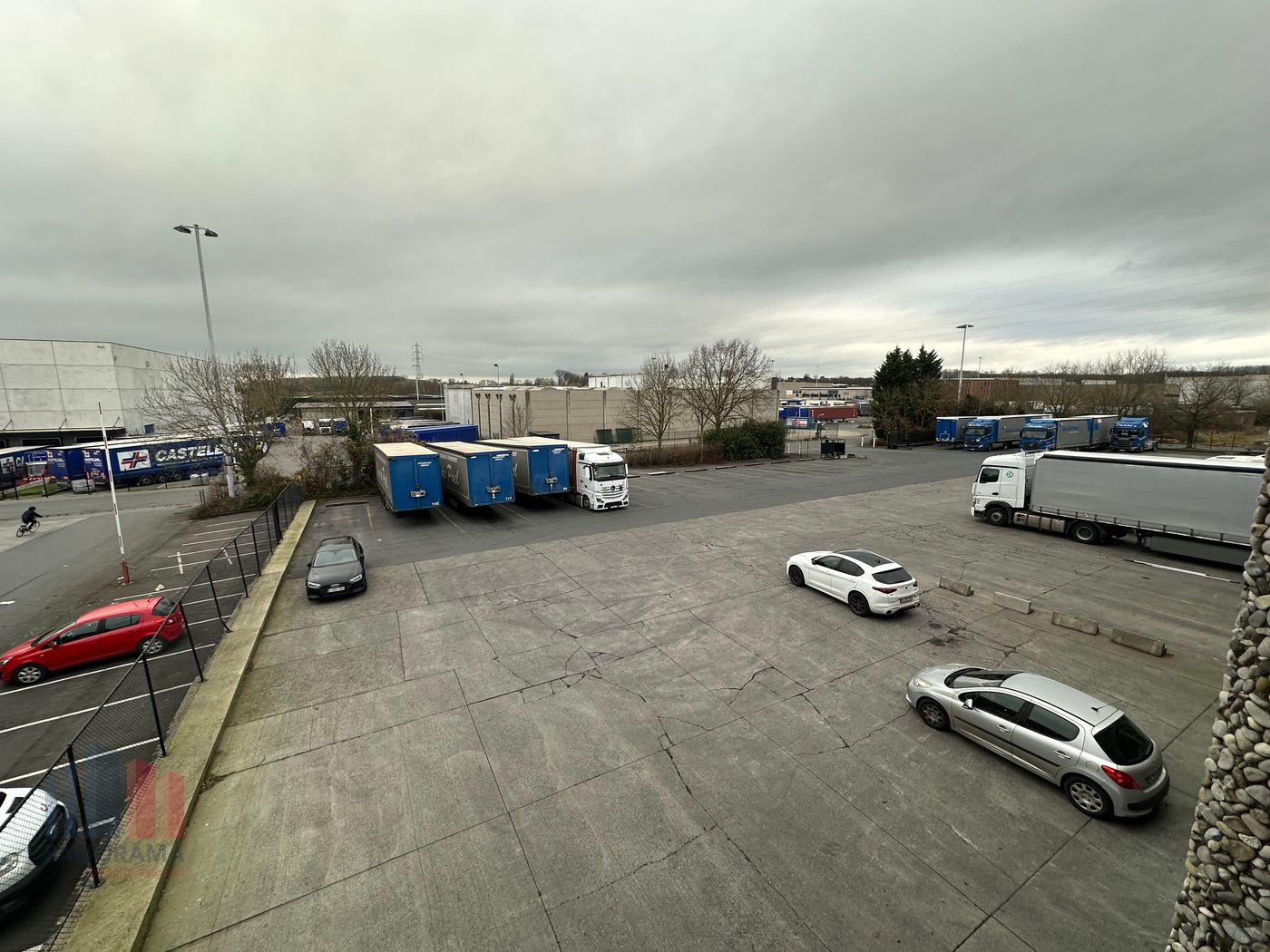 Logistiek magazijn van 1.400 m² met 120 m² kantoor te huur - foto 4