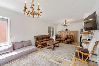 <p><span>Deze instapklare open bebouwing ligt rustig in de nabijheid van het centrum en de kerk van Wommersom. De woning werd de voorbije jaren ingrijpend gerenoveerd: het dak en de dakgoten zijn vernieuwd in 2025, evenals de nieuwe condenserende gasketel, de ramen dateren van 2023. De keuken is volledig uitgerust (2024) en de elektriciteit is vernieuwd 2025 met conform attest. </span></p><p><span>De gelijkvloerse indeling omvat de inkomhal, toegang tot de ruime woonkamer, eetplaats met toegang tot terras en tuin en keuken. Via de trap komen we in de nachthal met drie slaapkamers en badkamer met ligbad en toilet. De badkamer werd volledig gestipt en vernieuwd in 2026. </span></p><p><span>De woning is volledig onderkelderd, met ruimte voor garage, berging en een hobbyruimte met een bijkomend apart toilet. </span></p><p><span>Via de kelder is er ook toegang tot de tuin.</span></p><p><span>Zonnepanelen (2026) met energiecontract maken van deze woning ook een energiezuinige keuze. (EPC B)</span></p><p><span>Buiten geniet u van een grote tuin op een perceel van 756 m². De woning is beschikbaar bij akte.</span></p><p><span> </span></p><p><span>We maken graag tijd voor een rondleiding. Neem gerust contact met ons op.</span></p>