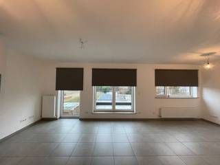 Deze studio is gelegen in een rustige straat, te midden van het centrum van Geel en bestaat uit: <br /><br />Bestaande uit (met lift!):<br />- Inkomhal<br />- Woonkamer met slaapgelegenheid<br />- Keuken <br />- Badkamer (met lavabo, douche en toilet)<br />- Terras<br />- Autostaanplaats achter het gebouw<br /><br />Extra: <br />- Onderhoudsvriendelijk en afgewerkt met kwalitatief hoogstaande materialen!<br />- De studio beschikt over zonnepanelen waardoor het heel energiezuinig is! <br />- De studio is tevens ook voorzien van lichtarmaturen!<br />- De studio is onmiddellijk beschikbaar!<br />- Huurprijs bedraagt 630 euro/maand + 20 euro/maand gemeenschappelijke kosten!<br /><br />Uitsluitend via onze website www.vastengoed.be kan u een bezichtiging inplannen op de vooropgestelde bezoekmomenten. Voor andere vragen kan u het kantoor bereiken op het nummer 014/72.73.74.