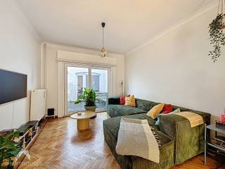 Op zoek naar ruimte, potentieel én een centrale ligging? Deze bel-etage biedt verrassend veel mogelijkheden voor wie graag wonen en werken...