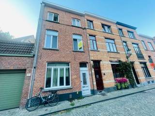 Brugge centrum, Superleuke ligging , <u><strong>vlakbij de Vestingen</strong></u>, het station en 't Zand<br /><u><strong>GEZELLIG LICHTRIJK APPARTEMENT </strong></u>met 1 slaapkamer en mooi <u><strong>TERRAS.</strong></u><br />omvat : gezellige lichtrijke living met open ingerichte keuken met fornuis en frigo, badkamer met douche , lavabo en toilet, mooi zonneterras, 1 slaapkamer, berging met aansluiting voor wasmachine, ruime bergkamer. VRIJ 1 november 2026