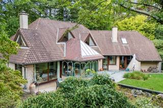 Deze charmante villa uit 1996 ligt in een rustige doodlopende straat, omgeven door groen en op korte afstand van het Meer van Keerbergen. Het...
