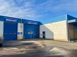 Industriële ruimte met een oppervlakte van +/- 1.950 m² op een terrein van 11.313 m² te huur. Het gebouw bestaat uit 900 m² opslagplaats, 566...