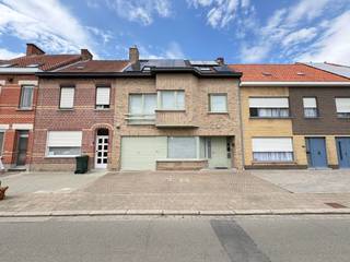 <p>Op een ideale en centrale locatie, vlak bij scholen, supermarkten en belangrijke invalswegen, vinden we deze verrassend ruime en energiezuinige woning met maar liefst 274 m² bewoonbare oppervlakte.</p>

<p><strong>Indeling:</strong><br />Gelijkvloers: handels- of praktijkruimte met aanpalende garage, een slaapkamer en aparte kantoorruimte. Vanuit het gelijkvloers is er rechtstreeks toegang tot de tuin.<br />Eerste verdieping: lichtrijke leefruimte met aansluitende keuken en terras, met een prachtig zicht op de tuin.<br />Tweede verdieping: drie slaapkamers, een ruime nachthal en een zolder, ideaal als extra bergruimte.</p>

<p>Buiten geniet je van een grote, zonnige en volledig aangelegde tuin met sfeervolle zwemvijver. </p>

<p><strong>Grootste troeven:</strong></p>

<p>• EPC B-label – energiezuinig<br />• 274 m² bewoonbare oppervlakte<br />• Handels-/praktijkruimte met kantoor en garage<br />• 4 slaapkamers<br />• Lichtrijke leefruimte met keuken en terras<br />• Ruime nachthal en zolder<br />• Rechtstreekse toegang tot de tuin<br />• Grote, zonnige en aangelegde tuin met zwemvijver<br />• Centrale en rustige ligging</p>

<p><strong>Ontdek zelf de vele troeven van deze woning en plan vandaag nog uw bezoek!</strong></p>