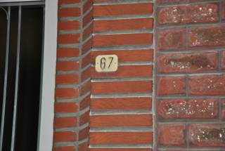 Bent u op zoek naar een ruime woning met karakter, een aangename tuin en veel potentieel? Dan is deze charmante stadswoning in de Pachtersstraat 67 zeker een bezoek waard. De woning combineert een praktische indeling met royale leefruimtes en vormt de ideale basis voor wie comfortabel wil wonen of op zoek is naar een interessante investering.
Bij het betreden van de woning komt u terecht in een inkomhal die leidt naar een lichtrijke leefruimte. Aansluitend bevinden zich de keuken en een veranda die uitkijkt op het terras en de gezellige stadstuin. Dankzij de westelijke oriëntatie geniet u hier optimaal van de namiddag- en avondzon.
Op de verdieping beschikt de woning over drie volwaardige slaapkamers en een badkamer. Daarnaast biedt de ruime zolder tal van mogelijkheden voor extra bergruimte, een hobbyruimte of een verdere uitbreiding van de woonoppervlakte, mits de nodige vergunningen. De kelder zorgt voor bijkomende praktische opbergruimte.
Met een bewoonbare oppervlakte van circa 146 m² biedt deze woning verrassend veel ruimte voor gezinnen, starters of investeerders (onmiddellijk verhuurrendement). Bovendien geniet u van een centrale ligging in Geraardsbergen, op korte afstand van winkels, scholen, openbaar vervoer en invalswegen.
De woning beschikt over centrale verwarming op aardgas en behaalt een EPC-label C, waardoor u meteen geniet van een degelijke energetische basis. Momenteel is de woning verhuurd, wat ook interessante perspectieven biedt voor investeerders die op zoek zijn naar een opbrengsteigendom.
Troeven van deze woning:
- Ruime gezinswoning
- 3 slaapkamers
- Terras en zonnige stadstuin
- Ruime zolder met mogelijkheden
- Kelder aanwezig
- EPC-label C
- Centrale verwarming op aardgas
- Momenteel verhuurd
- Interessant voor eigen bewoning én investering
Een woning met ruimte, potentieel en een gunstige ligging in het hart van Geraardsbergen. Ontdek zelf de mogelijkheden tijdens een bezoek!