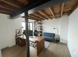 Dit representatieve kantoor is te huur in het bruisende Tielt. Gelegen op de tweede verdieping van een modern gebouw in de Hulststraat, omringd door andere professionals zoals architecten en advocaten, biedt dit pand de ideale uitstraling voor uw onderneming. Bent u op zoek naar een strategisch gelegen kantoor om te huren in de regio Tielt? Dit unieke bedrijfsvastgoed combineert een professionele sfeer met een functionele indeling.<br /><br />Het pand is vlot bereikbaar in de regio van Tielt en biedt een comfortabele werkomgeving voor uw medewerkers en klanten.<br /><br />Indeling pand:<br />- Oppervlakte: ca. 250 m², met vermelding van de indeling<br /><br />- Ruime en lichtrijke landschapsruimte die flexibel kan worden ingericht<br /><br />- Apart, afgesloten bureau voor extra privacy of vergaderingen<br /><br />- Eigen ingerichte keukenvoorziening<br /><br />- Sanitaire blok voorzien van een toilet<br /><br />- Mogelijkheid tot het installeren van een douche<br /><br />Troeven van dit pand:<br /><br />- Gelegen op de tweede verdieping in een professionele buurt met kwalitatieve medebewoners<br /><br />- Flexibele indeling, uiterst geschikt voor een kantoor of vrije beroepen<br /><br />- Uitstekende lichtinval dankzij de grote raampartijen<br /><br />- Voorzien van alle nodige private comfort<br /><br />Dit kwalitatieve kantoor te huur in Tielt voldoet aan alle moderne normen en is direct operationeel inzetbaar.<br /><br />Bent u op zoek naar bedrijfsvastgoed bestaande uit een kantoor te huur in Tielt? Aarzel dan niet om ons te contacteren op het nummer 051 21 22 23.