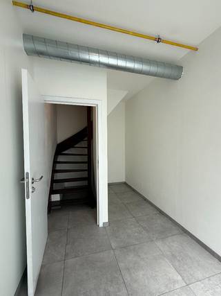 TE HUUR - GENT. Gelegen in een aangename buurt vlak bij het Prinsenhof en het Rabot, bevindt zich dit charmante appartement waar gezelligheid troef is en een warme, hedendaagse uitstraling centraal staat.<br /><br />U komt binnen via een houten trap die u toegang geeft tot het appartement en uitkomt in de lichtrijke leefruimte. De grote raampartijen zorgen voor een overvloed aan natuurlijk licht, wat samen met de houten plankenvloer een bijzonder gezellige en uitnodigende sfeer creëert.<br /><br />De open keuken sluit mooi aan op de leefruimte en is uitgerust met vernieuwde toestellen. Het keukeneiland met bar vormt een fijne plek om te aperitieven of gezellig te tafelen met vrienden en familie.<br /><br />Verder beschikt het appartement over een praktische afzonderlijke berging en een apart toilet.<br /><br />Op de bovenverdieping bevindt zich een zeer ruime slaapkamer met voldoende plaats voor een comfortabel slaap- en eventueel werkgedeelte. De badkamer is stijlvol afgewerkt en voorzien van een douche, dubbele lavabo en toilet, waarbij comfort en functionaliteit mooi samenkomen.<br /><br />Een ideaal appartement voor wie op zoek is naar comfortabel wonen op een centrale locatie in Gent, met alle voorzieningen in de onmiddellijke nabijheid.<br /><br />Huurprijs: 950 EUR/maand<br />EPC: 237kWh (label C)