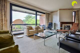 <p><span>Cet appartement spacieux situé au 2e étage dun petit immeuble avec ascenseur est proposé à la vente.</span></p><p><span> </span></p><p><span>À larrière de limmeuble, lappartement dispose dun garage box, disponible en option au prix de €25.000 .</span></p><p><span> </span></p><p><span>Nous entrons dans lappartement par un hall dentrée ouvert avec vestiaire. À lavant se trouve le magnifique séjour, particulièrement large. Grâce à sa situation en angle, il bénéficie dune belle luminosité naturelle provenant de deux côtés.</span></p><p><span>La cuisine est séparée. La possibilité de créer une cuisine ouverte est envisageable.</span></p><p><span> </span></p><p><span>À lavant, nous trouvons la première terrasse orientée sud-ouest, équipée dun store banne (10 m²).</span></p><p><span> </span></p><p><span>À larrière, le hall de nuit donne accès aux 2 chambres (12 m² et 16 m²). La plus grande chambre dispose dun dressing indépendant de 10 m². Il est donc potentiellement possible de créer une 3e chambre.</span></p><p><span>Les chambres donnent accès à une deuxième terrasse située à larrière, côté jardin de limmeuble (7,5 m²).</span></p><p><span> </span></p><p><span>La salle de bains est accessible depuis la grande chambre et dispose dune baignoire et dun double lavabo. Les raccordements pour la machine à laver se trouvent dans la buanderie séparée.</span></p><p><span>Les toilettes sont également séparées.</span></p><p><span> </span></p><p><span>Enfin, une spacieuse cave privative est comprise dans le prix!</span></p><p><span> </span></p><p><span>Atouts:</span></p><p><span> </span></p><p><span>- Appartement situé au dernier étage avec ascenseur</span></p><p><span>- Petit immeuble à larchitecture remarquable</span></p><p><span>- Appartement dangle</span></p><p><span>- Beau séjour particulièrement large</span></p><p><span>- Conforme aux normes en matière damiante</span></p><p><span> </span></p><p><span>PEB: 278 kWh/m²/an</span></p><p><span>Superficie selon mesurage PEB.</span></p><p><span> </span></p><p><span>Pour plus dinformations ou pour organiser une visite sur place, appelez le 03/449.42.41 ou consultez <span>www.habicom.be</span></span></p><p><span>Vous souhaitez connaître la valeur de votre habitation ? Découvrez-la gratuitement sur <span>www.watismijnhuiswaard.be</span></span></p>