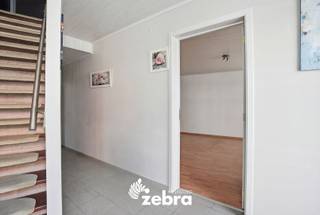 Deze ruime woning met veel mogelijkheden bevindt zich in het hartje van Wingene. Verschillende winkels, horeca, scholen, sportgelegenheid ... bevinden zich op wandel- en fietsafstand. Dankzij de nabijheid van diverse invalswegen geniet u bovendien van een vlotte bereikbaarheid.<br /><br />De woning is op heden ingedeeld in 2 aparte woonentiteiten. Het gelijkvloers bestaat uit een gemeenschappelijke inkomhal, een woonkamer, een geïnstalleerde keuken, een berging/wasplaats, een badkamer en een slaapkamer.<br /><br />Het eerste verdiep bestaat uit een woonkamer, geïnstalleerde keuken, berging/wasplaats, badkamer en een slaapkamer. Dit verdiep is momenteel verhuurd.<br /><br />Verder geven wij graag nog mee dat deze woning beschikt over dubbele beglazing, verwarming op gaskachels, een centrale ligging, ...<br /><br /><strong>Ook wild geworden van deze thuis?<br />Twijfel niet langer en leg vandaag nog uw bezoek vast!</strong>