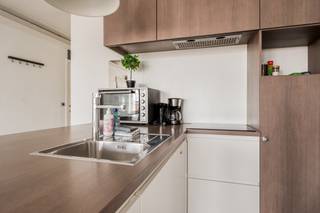 <p>Instapklare opbrengsteigendom met 3 luxe Airbnb-units – vlakbij Centraal Station en Operagebouw</p>
<p>Bent u op zoek naar een zorgeloze en rendabele investering op een absolute toplocatie in het hart van Antwerpen? Dan is dit unieke appartement op de 7e verdieping aan de Frankrijklei 8 precies wat u zoekt.</p>
<p>Deze eigendom omvat één kadastraal perceel, professioneel opgedeeld in 3 moderne Airbnb-units (Appartement A, Studio B en Studio C), volledig gerenoveerd, stijlvol ingericht en momenteel continu verhuurd. Alles wordt beheerd door een gespecialiseerd kantoor dat instaat voor volledig beheer én poetsdienst – u hoeft zich dus nergens zorgen over te maken.</p>
<p><br /><span>Ligging &amp; omgeving</span></p>
<p>Deze eigendom is gelegen op een absolute toplocatie:</p>
<p>- Op enkele stappen van Antwerpen-Centraal Station</p>
<p>- Tegenover het prachtige Operagebouw</p>
<p>- Vlakbij de Meir, de zoo van Antwerpen, ruime ondergrondse parking, trams, bussen en alle stadsvoorzieningen</p>
<p></p>
<p><span>Indeling van de eigendom</span></p>
<p><strong>Appartement A – ca. 60 m²</strong></p>
<p>-Zeer ruime en lichtrijke leefruimte met salon en eethoek</p>
<p>-Moderne keuken met kookeiland, ingebouwde koelkast met vriesvak, vaatwasser, microgolfoven en veel kastruimte</p>
<p>-Grote slaapkamer met ruimte voor dubbel + enkel bed</p>
<p>-Extra slaapmogelijkheid in de living</p>
<p>-Badkamer met douche en lavabo</p>
<p>-Aparte toilet met lavabo</p>
<p></p>
<p><strong> Studio B &amp; Studio C – elk ca. 41 m²</strong></p>
<p></p>
<p>Deze studio’s zijn elkaars spiegelbeeld met zicht op het Operagebouw.</p>
<p>-Ruime leefruimte met veel lichtinval en volledig uitgeruste keuken met kookeiland.</p>
<p>-Ruime slaapkamer</p>
<p>-Badkamer met douche en lavabo.</p>
<p>-Aparte toilet met lavabo</p>
<p></p>
<p><span>Troeven op een rijtje</span></p>
<p>-Instapklare Airbnb-units – volledig gemeubileerd en afgewerkt</p>
<p>-Zorgeloos beheer via professioneel kantoor (optioneel)</p>
<p>-Constante verhuur en uitstekende huuropbrengsten</p>
<p>-Topligging in het centrum van Antwerpen</p>
<p>-Prachtig uitzicht op het Operagebouw</p>
<p>-Gunstig EPC</p>
<p>-Conforme elektrische keuring</p>
<p></p>
<p>Een buitenkans voor slimme investeerders</p>
<p>Of u nu op zoek bent naar een hoog renderende vastgoedbelegging of een zorgeloze instap in de verhuurmarkt, dit pand combineert locatie, comfort en rendement op een manier die zelden voorkomt.</p>
<p></p>
<p>Contacteer ons vandaag nog voor meer info of een bezoek!</p>
