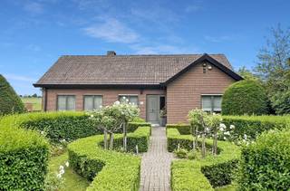 INKOMHALL; AFZONDERLIJK W.C.; BUREEL; LIVING MET SCHOUW; VERANDA; INGERICHTE KEUKEN MET INDUCTIE KOOKPLAAT, DAMPKAP, OVEN, MICROGOLFOVEN,...