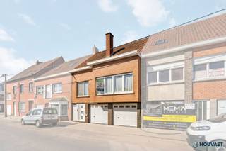 Dit pand is gelegen in de hartje Lichtervelde met alle nodige voorzieningen dichtbij.Deze woning is gelegen op een perceel van 296 m² met gezellige...
