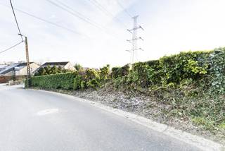 VALIMMAS verkoopt dit perceel bouwgrond HOB (LOT 5), gelegen aan de rand van het dorp, in een pittoreske en landelijke omgeving. Ideaal georiënteerd naar het zuiden.
Verkavelingsvergunning dd 23/02/1999 met ref A/98/31 – 5.V.585 : bestemd voor een ééngezinswoning in halfopen bebouwing (complementaire bestemming toegelaten). Maximale inplanting: ±127m² op het gelijkvloers (voorgevel max ± 8,5m + bouwdiepte max 15m op het gelijkvloers (max. 12m op de verdieping)). Kroonlijsthoogte (thv van de bouwlijn) max. 6m, plat dak niet toegelaten. Garages in het hoofdgebouw te verwerken. Eén bijgebouw toegelaten in de tuinstrook.
Het verkavelingsdossier is beschikbaar op verzoek.
Makkelijke verbindingen naar Ring 0, E40, Brussel, diverse industriezones (Zellik, Kobbegem, Groot-Bijgaarden,),…