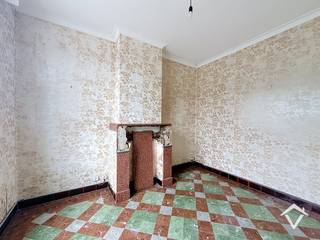 Deze woning bestaat uit: inkomhal - toilet - bureauruimte - living - keuken - badkamer - berging - tuin met uitweg langs achteraan - nachthal - 3 slaapkamers - zolder. <br /><br />Troeven van deze woning: <br />- Er is een uitweg langs de tuin naar de achterliggende straat<br />- Centraal gelegen en vlot bereikbaar! Alles op wandelafstand <br />- EPC label D <br />- Vele mogelijkheden