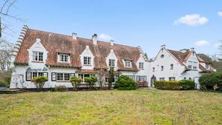 Standingvolle villa op een mooi perceel van 53 are met tuin en bos in een rustige en residentiële straat. West georiënteerd.Omvat: 80m² diverse...