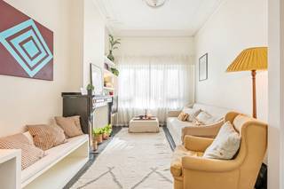 <p>Dans une rue calme et agréable, au cœur du très prisé quartier de Zurenborg, se trouve cette magnifique maison de maître rénovée, où le charme authentique se marie harmonieusement au confort contemporain.</p>
<p>Dès l’entrée, vous êtes accueilli par un rez-de-chaussée chaleureux composé de trois pièces pleines de caractère qui, grâce à leur agencement ouvert, forment un ensemble agréable et polyvalent. La cuisine ouverte s’intègre parfaitement aux espaces de vie et constitue véritablement le cœur de la maison. Depuis le séjour, vous accédez également à un agréable espace extérieur compact, idéal pour savourer un café au calme ou prendre l’apéritif en plein air.</p>
<p>Les étages abritent trois chambres, une salle de bains soignée ainsi qu’un espace fitness séparé, qui peut naturellement être aménagé en salle de loisirs, bureau ou espace polyvalent selon vos envies.</p>
<p>La maison a été rénovée avec le plus grand soin, tout en préservant son caractère authentique. Les hauts plafonds, les éléments de charme et l’atmosphère chaleureuse confèrent à la propriété une personnalité unique, tandis que les équipements contemporains garantissent un confort de vie optimal.</p>
<p>La situation constitue sans aucun doute un atout supplémentaire : vous profitez d’un cadre de vie paisible au sein d’un quartier convivial et animé, à quelques pas des petites places typiques, des commerces, des restaurants, des cafés et de l’effervescence urbaine de Zurenborg.</p>
<p>Une charmante maison de ville pleine de caractère, d’espace et d’atmosphère — un véritable bijou dans l’un des quartiers les plus prisés d’Anvers.</p>