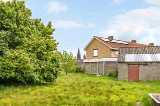 TE KOOP: Eigendom met veel potentieel in het centrum van Wielsbeke!Deze eigendom is gelegen op een ruim perceel van 806 m² in het centrum van...