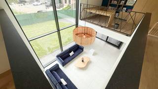 Bij ImmoFusion 7/7 “open huis” : klik op onze 3D-TOUR.<br />Ervaar vastgoed alsof je er zelf doorloopt!<br /><br />Deze prachtige vrijstaande villa, gebouwd in 2020, combineert modern wooncomfort met een uitstekende energieprestatie. Gelegen op een perceel van 554 m² geniet u hier van rust, ruimte en een centrale ligging nabij scholen, winkels en openbaar vervoer.<br />Bij het betreden van de woning komt u terecht in een ruime inkomhal met gastentoilet. De lichtrijke leefruimte met grote raampartijen biedt een aangename woonbeleving en staat in directe verbinding met de open, volledig uitgeruste keuken. Dankzij de doordachte indeling geniet u overal van een overvloed aan natuurlijk licht.<br />Op het gelijkvloers bevindt zich bovendien een multifunctionele ruimte die perfect kan dienen als hobbykamer, bureau of extra leefruimte, evenals een eerste badkamer.<br />De verdieping omvat vier volwaardige slaapkamers, een tweede badkamer en een afzonderlijke bureauruimte. Hierdoor is deze woning uitermate geschikt voor gezinnen die op zoek zijn naar ruimte en comfort.<br />Ook buiten werd aan alles gedacht. De woning beschikt over een praktische carport met elektrische laadpaal en een onderhoudsvriendelijke tuin met een gunstige zuidwestoriëntatie.<br />Met een uitzonderlijke EPC-score van slechts 17 kWh/m²/jaar, energielabel A en 10 zonnepanelen voldoet deze woning aan de hoogste normen op het vlak van energiezuinigheid en duurzaamheid.<br /><br />Pluspunten :<br />- Bouwjaar 2020<br />- 4 ruime slaapkamers<br />- 2 badkamers<br />- Bewoonbare oppervlakte van 226 m²<br />- Perceel van 554 m²<br />- EPC A – 17 kWh/m²/jaar<br />- 20 zonnepanelen<br />- Elektrische laadpaal<br />- Zuidwestgerichte tuin<br />- Instapklaar en uitstekend onderhouden<br /><br />Een unieke kans voor wie op zoek is naar een recente, energiezuinige gezinswoning op een uitstekende locatie in Zolder.<br /><br />Maatregelen opgenomen in het Maatregelenregister: nee<br /><br />Voor een bezichtiging ter plaatse of meer info, bel ons op 078/78.78.70, of kom gewoon binnen op ons kantoor, steeds welkom!