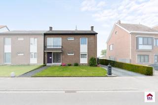 Charmante halfopen woning met zonnige tuin en potentieel in Kapelle-op-den-BosBent u op zoek naar een goed gelegen gezinswoning met ruimte, licht en...