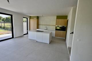 Ruime Luxe Woning met 3 slaapkamers en 2 badkamers !! <br /><br />Nieuwbouwwoning op een mooi perceel grond van 466 m² ! <br />Indeling : Inkomhal met ruimte voor vestiairekast , woonkamer , ruime keuken met zicht op de tuin , ruime berging , garage .<br />Op de eerste verdieping vinden we een nachthal met ruimte voor bureau , 2 slaapkamers met badkamer + een 3de ruime slaapkamer met dressing + eigen badkamer , ook vinden we op deze verdieping nog een apart toilet. <br /><br />De tuin is voorzien van een mooi terras en is perfect zuid georiënteerd ! <br /><br />Deze modere woning is voorzien van <strong>Vloerverwarming met Warmtepomp , Zonnepanelen ,</strong> ventilatie , regenwaterrecuperatie !!<br /><br />Maximum E-Peil 20 ! <br /><br />