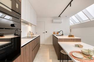 Wonen in alle comfortDeze woning onderging recent een totaalrenovatie en werd omgevormd tot een hedendaagse thuis met kwalitatieve materialen en een verzorgde afwerking. Alles werd met aandacht vernieuwd, waardoor je hier zonder zorgen meteen kan intrekken.Dankzij de aanwezigheid van zonnepanelen én airconditioning geniet je bovendien het hele jaar door van een aangenaam binnenklimaat en een lage energiekost.Uitstekende liggingDe woning bevindt zich op een bijzonder gunstige locatie in Roeselare, vlakbij scholen, winkels, openbaar vervoer en het station.De zuidwestgerichte oriëntatie zorgt voor veel lichtinval en een zonnige buitenruimte, ideaal om optimaal van je tuin en terras te genieten.IndelingVia de inkomhal met apart gastentoilet kom je binnen in een ruime en lichtrijke leefruimte. Aansluitend vind je de volledig uitgeruste keuken met eetplaats.Verder beschikt de woning over vier volwaardige slaapkamers, een moderne badkamer, een kelder en een praktische traphal.Achteraan bevindt zich een afzonderlijke garage die bereikbaar is via een achterliggende weg. Deze ruimte biedt bovendien extra mogelijkheden, zoals een bureauruimte of hobbyatelier.Buiten kan je heerlijk ontspannen op het zonnige terras met gezellig stadstuintje, volledig privé.Interesse in deze instapklare woning, neem dan contact op met de dossierverantwoordelijke Jeroen Taillieu: 0493/25 14 33 - jeroen.taillieu@dewaele.com en maak een afspraak.
