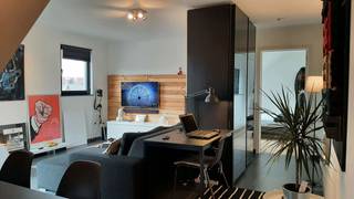 Dakappartement met 1 slaapkamer, terras en afgesloten garagebox.De appartement beschikt over een lichtrijke woonkamer met open keuken (kookplaat,...