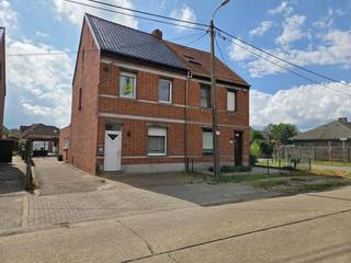 <span><span><strong>Karaktervolle woning met ruim bijgebouw nabij het centrum van Arendonk.<br /><br />Een bezoek aanvragen kan eenvoudig via onze website: www.immodrie.be. Zoek het pand terug onder 'Te Huur' en selecteer vervolgens op de pagina de optie 'Bezoek aanvragen'. Omwille van de grote reeks aanvragen, worden verzoeken via Immoscoop of andere portaalsites niet verwerkt.<br /><br />Indeling:<br /></strong></span><strong>Gelijkvloerse verdieping:</strong><br />Gelijkvloerse verdieping bestaat uit een grote leefruimte met eetkamer waarbij aansluitend de keuken te vinden is voorzien van alle comfort. Doorlopend aan de keuken is de achteringang van de woning en tevens badkamer met badkamermeubel en douche + aansluiting wasmachine/droogkast; alsook een apart toilet aanwezig gelegen naast de badkamer. De woning is toegankelijk langs zowel voor/zij als achteringang. <br /><strong>Eerste verdieping:</strong><br />De eerste verdieping beschikt over 2 volwaardige slaapkamers en een ruime overloop.<br /><strong>Tweede verdieping:</strong><br />De tweede verdieping is uitgerust met 1 polyvalente ruimte onder dak die vrij kan worden ingevuld als bergruimte, bureau of extra slaapkamer.<br /><br />Achter de woning is mooi terras en westgerichte tuin terug te vinden.<br /><br />Het zeer ruime en praktische bijgebouw achter de woning is ideaal als werkhuis, garage voor 2 wagens, opslagruimte. Een invulling vrij te kiezen.<span><strong><br /><br /></strong></span></span>