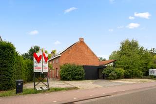 Welkom in Holsbeek! Deze uitzonderlijke woning is gelegen op een prachtlocatie met alle mogelijke faciliteiten in de buurt. De woning onderging een grondige renovatie in 2016 waarbij er onder meer een praktijkruimte, atelier en kantoor werden ingericht. De mogelijkheden van dit pand zijn eindeloos en dankzij de uitstekende ligging zijn de omliggende steden vlot bereikbaar. <br /><br />We komen de woning binnen langs de hernieuwde inkomhal met gastentoilet en kitchenette. Aan de rechterkant vinden we het praktijkgedeelte met kantoor, vergaderruimte, zitruimte, atelier en bijhorende mezzanine. Dankzij de grote raampartijen is de verbinding met de groene tuin adembenemend, terwijl authentieke elementen zorgen voor de nodige charme.<br /><br />Aan de linkerzijde vinden we het hoofdgebouw met een tweede inkomhal langs de zijkant van de woning, een grote leefruimte met open keuken, een tv-kamer en een berging. Ook in de leefruimte werden er tijdens de renovatie nieuwe glaspartijen geplaatst, waardoor er een unieke connectie met de tuin tot stand werd gebracht. Boven vinden we vier grote slaapkamers waarvan één met dressing, een ruime badkamer met bad en aparte douche en tot slot nog een zeer ruime zolder die mogelijkheden tot extra uitbreiding biedt.<br /><br />De woning beschikt over een grote, prachtige en groene tuin met een aangelegd terras. Achteraan het perceel bevindt er zich nog een handig tuinhuis.<br /><br />Benieuwd? Boek snel je bezoek ter plaatse via info@bvm-vastgoed.be of op het nummer 016 23 21 45