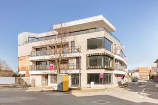 Gelijkvloers nieuwbouwkantoor (126 m2) in het centrum van Staden.Het kantoor:- 126 m²- casco: wind- en waterdicht- buitenschrijnwerk in PVC-...