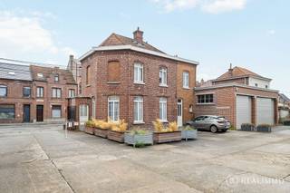 <strong>In het centrum van Avelgem, op wandelafstand van winkels, scholen, horeca en openbaar vervoer, bevindt zich deze karaktervolle en volledig gerenoveerde woning. Een centrale ligging gecombineerd met een knappe architectuur.<br /><br /><u>Indeling</u></strong><br />Via de inkomhal met apart toilet komt u binnen in de woning. Het gelijkvloers omvat een origineel ingerichte keuken, eetkamer en gezellige woonkamer. De hoge plafonds en grote raampartijen zorgen voor een uitzonderlijk gevoel van ruimte en bijzonder veel natuurlijke lichtinval. Daarnaast is er een praktische kelder aanwezig.<br />Op de eerste verdieping bevinden zich 2 ruime slaapkamers, een afzonderlijke dressing en een royale badkamer met ligbad, douche, lavabomeubel en toilet.<br />De ruime, geïsoleerde zolder biedt bijkomende bergruimte en mogelijkheden. Buiten beschikt de woning over een aangenaam en ruim terras.<br /><br /><u><strong>Technisch</strong></u>
<ul>
	<li>Centrale verwarming op aardgas, dubbele beglazing, geïsoleerde zolder en conforme elektrische installatie.</li>
	<li>Behoort <strong>NIET </strong>tot mede-eigendom “De Groote Fabrieke”.</li>
	<li><strong>EPC: 354 kWh/m²</strong></li>
	<li>Conforme elektriciteit</li>
	<li>Kelder en geïsoleerde zolder</li>
	<li>P en G score: D</li>
</ul>
<u><strong>Troeven</strong></u>

<ul>
	<li>Authentiek en karaktervol gerenoveerd</li>
	<li>Centrale ligging in Avelgem</li>
	<li>Hoge plafonds en veel lichtinval</li>
	<li>2 ruime slaapkamers + dressing</li>
	<li>Ruime badkamer</li>
	<li>Kwalitatieve en originele afwerking</li>
	<li>Ruim terras</li>
</ul>
<strong><u>Contact</u></strong><br />Interesse? Contacteer Nicolas via nicolas@real-immo.be of 0478/50.58.91 voor meer informatie of een bezoek.